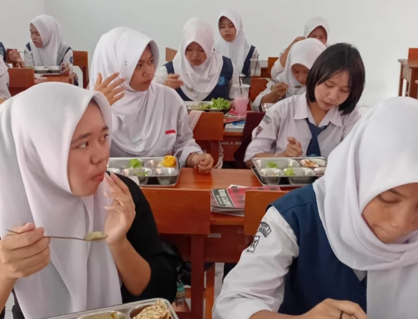 PROGRAM MBG DISAMBUT ANTUSIAS DI SMPN 5 RANGKASBITUNG
