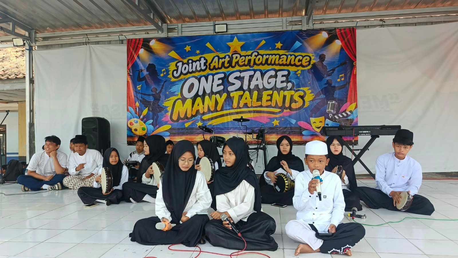 TIM HADROH SMPN 5 RANGKASBITUNG TAMPIL MEMUKAU DALAM JOINT ART PERFORMANCE