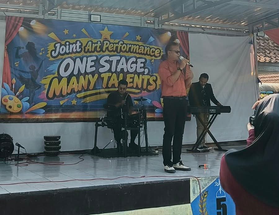 KEPALA SMPN 5 RANGKASBITUNG SAMBUT HANGAT GELARAN JOINT ART PERFORMANCE “ONE STAGE, MANY TALENTS”